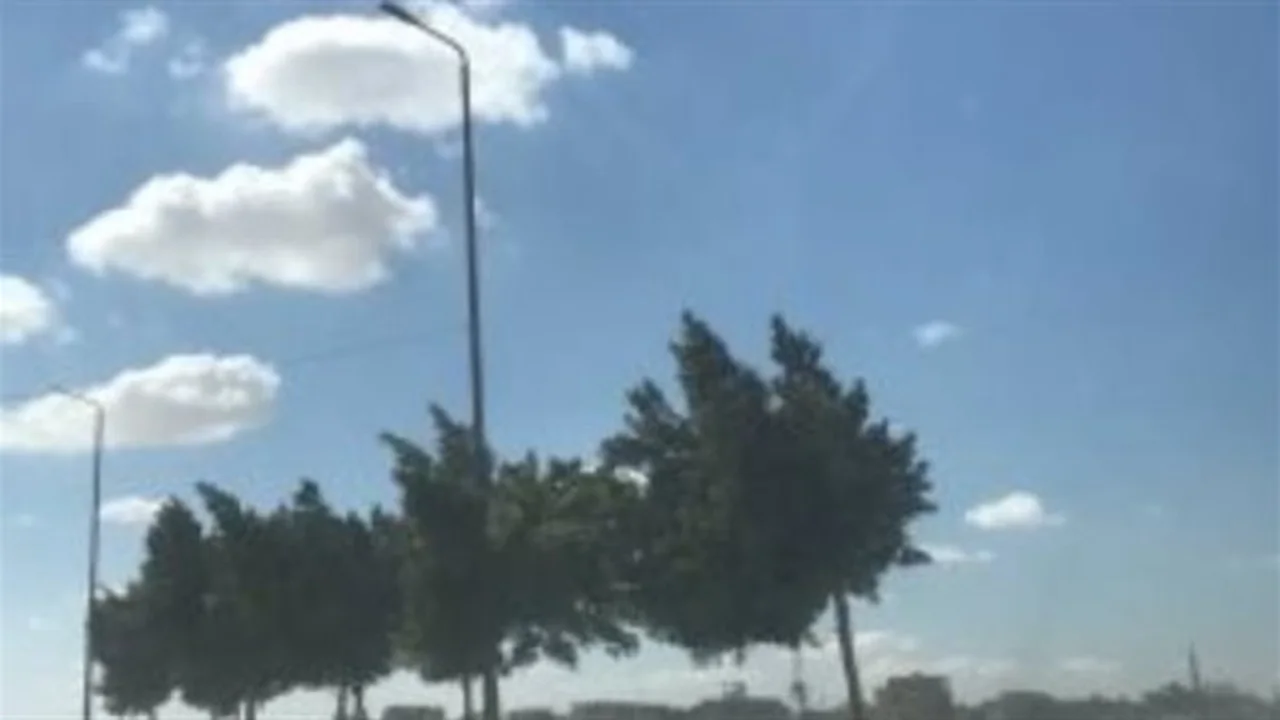 ارتفاع الأمواج.. تقرير جديد عن شواطئ الإسكندرية ومطروح